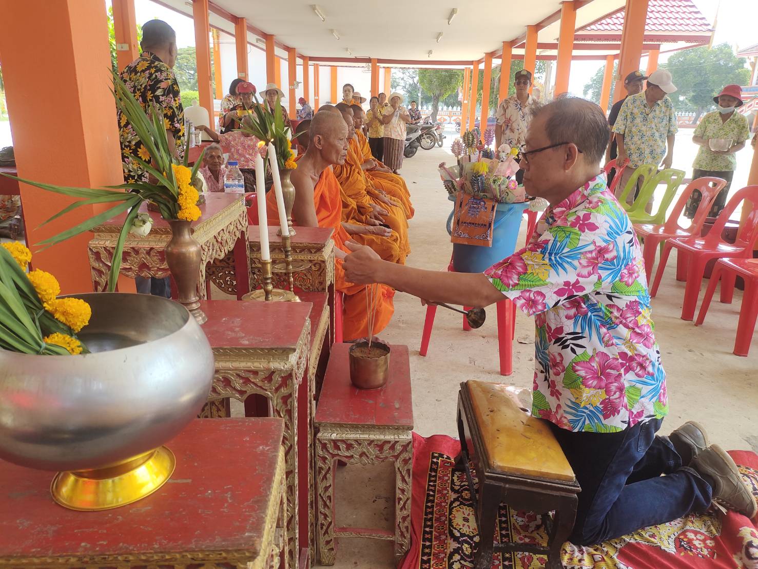 เทศบาลตำบลโพนางดำออก จ.ชัยนาทร่วมสรงน้ำพระ-รดน้ำขอพรผู้สูงอายุสืบสานประเพณีสงกรานต์ 