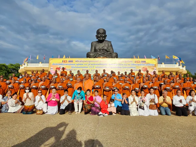 พุทธศาสนิกชนนับพันคนทำบุญครบรอบ 19 ปีการประดิษฐานหลวงปู่ทวดองค์ใหญ่วัดห้วยมงคล