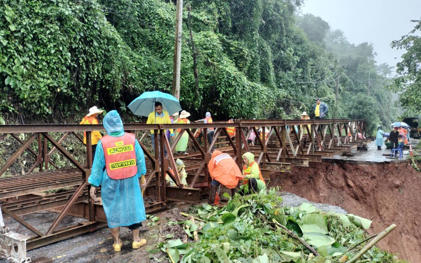 “กรมทางหลวง”อัพเดทสถานการณ์น้ำท่วม-ดินสไลด์ พื้นที่ภาคเหนือ เร่งทอดสะพานเบลี่ย์ให้ปชช.สัญจร