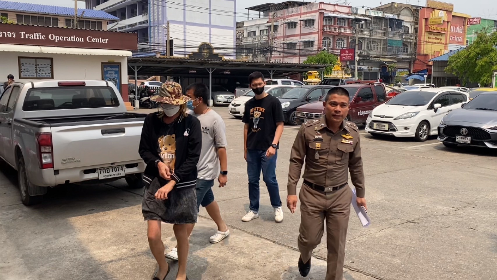 ตำรวจบางใหญ่ รวบสาวสอง มือแม่นาค ล้วงกระเป๋าข้ามห้องน้ำ ฉกเงิน 4 หมื่น อ้างติดการพนันใช้หนี้นอกระบบ