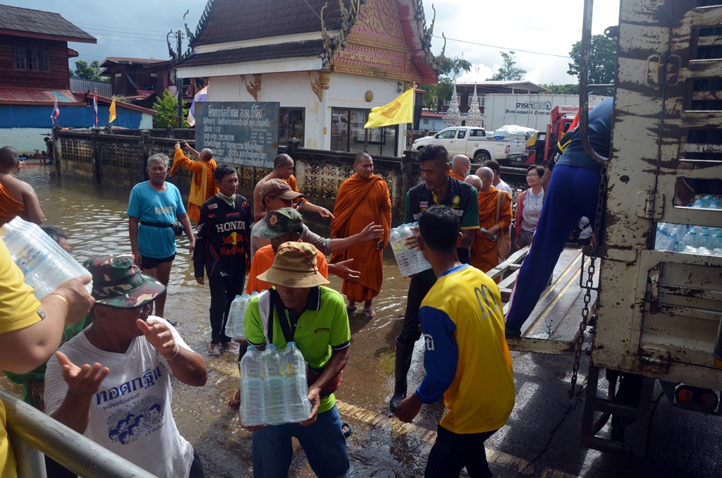 ธารน้ำใจชาวชัยภูมิรวมพลังร่วมบริจาคสิ่งของช่วยเหลือชาวหนองคายประสบภัยน้ำท่วม
