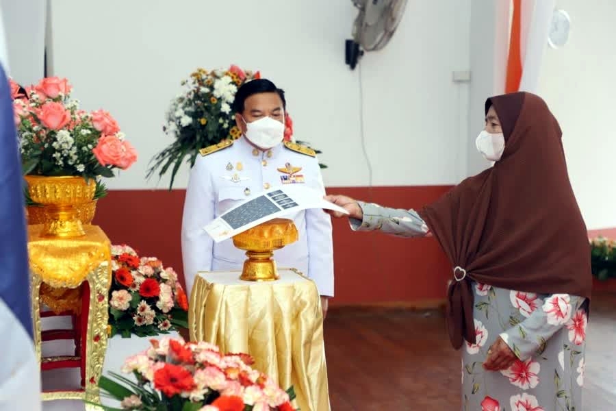 นราธิวาส จัดพิธีมอบลายผ้าพระราชทาน “ผ้าลายดอกรักราชกัญญา”