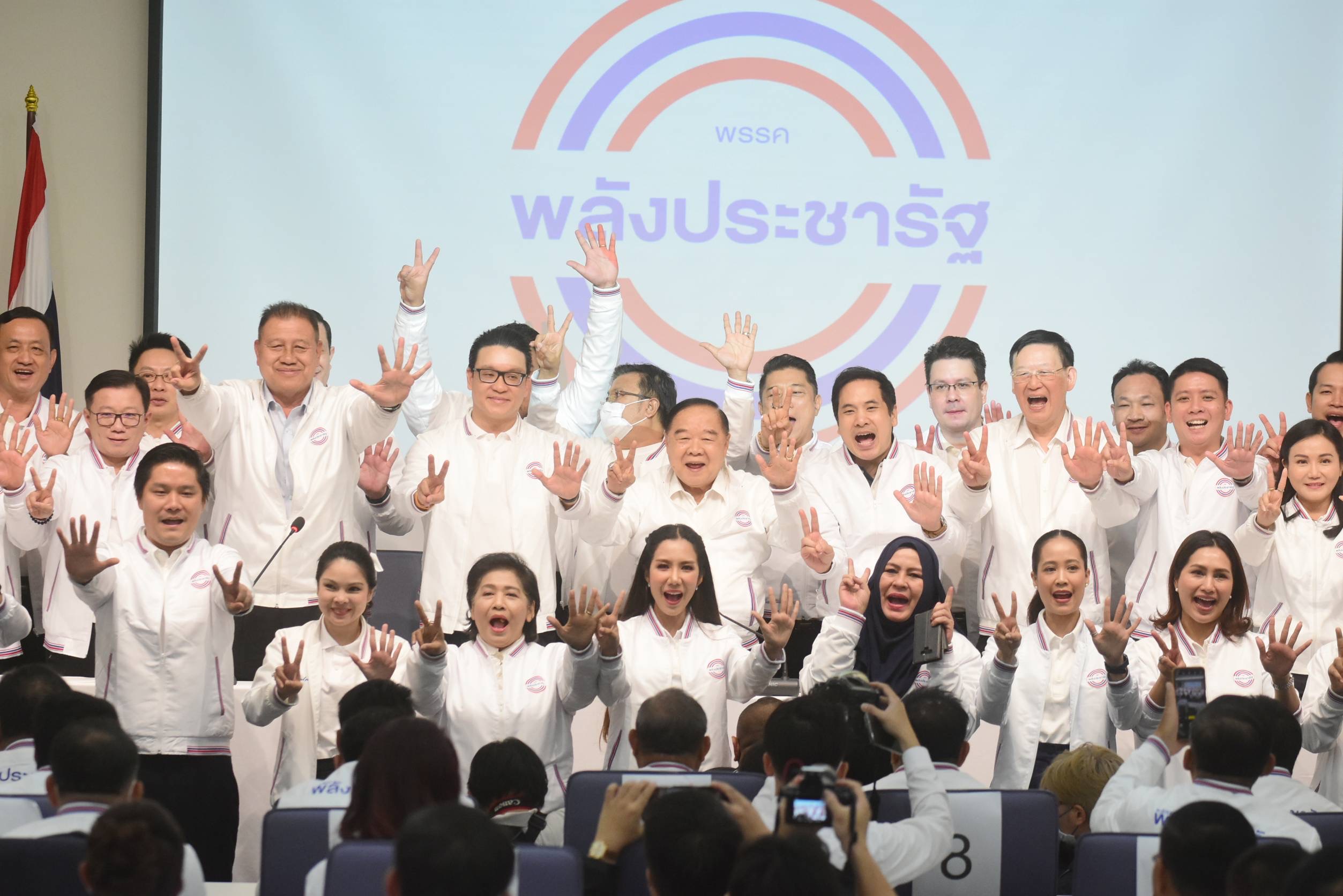 “บิ๊กป้อม” ควงแกนนำ พปชร. เปิดตัวว่าที่ผู้สมัคร ส.ส. 71 คน เปิดปราศรัยที่แรก “ป้อมปราบศัตรูพ่าย” ข่มขวัญคู่ต่อสู้ 
