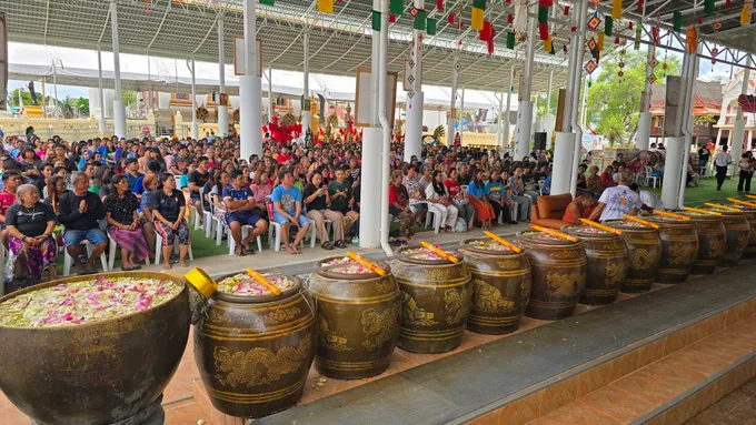 9 เดือน 9 วัดแจ้งในคึกคัก! อาบน้ำมนต์ 9 วัด เจิมรถป้ายแดง เลข 9 เกลี้ยงแผง