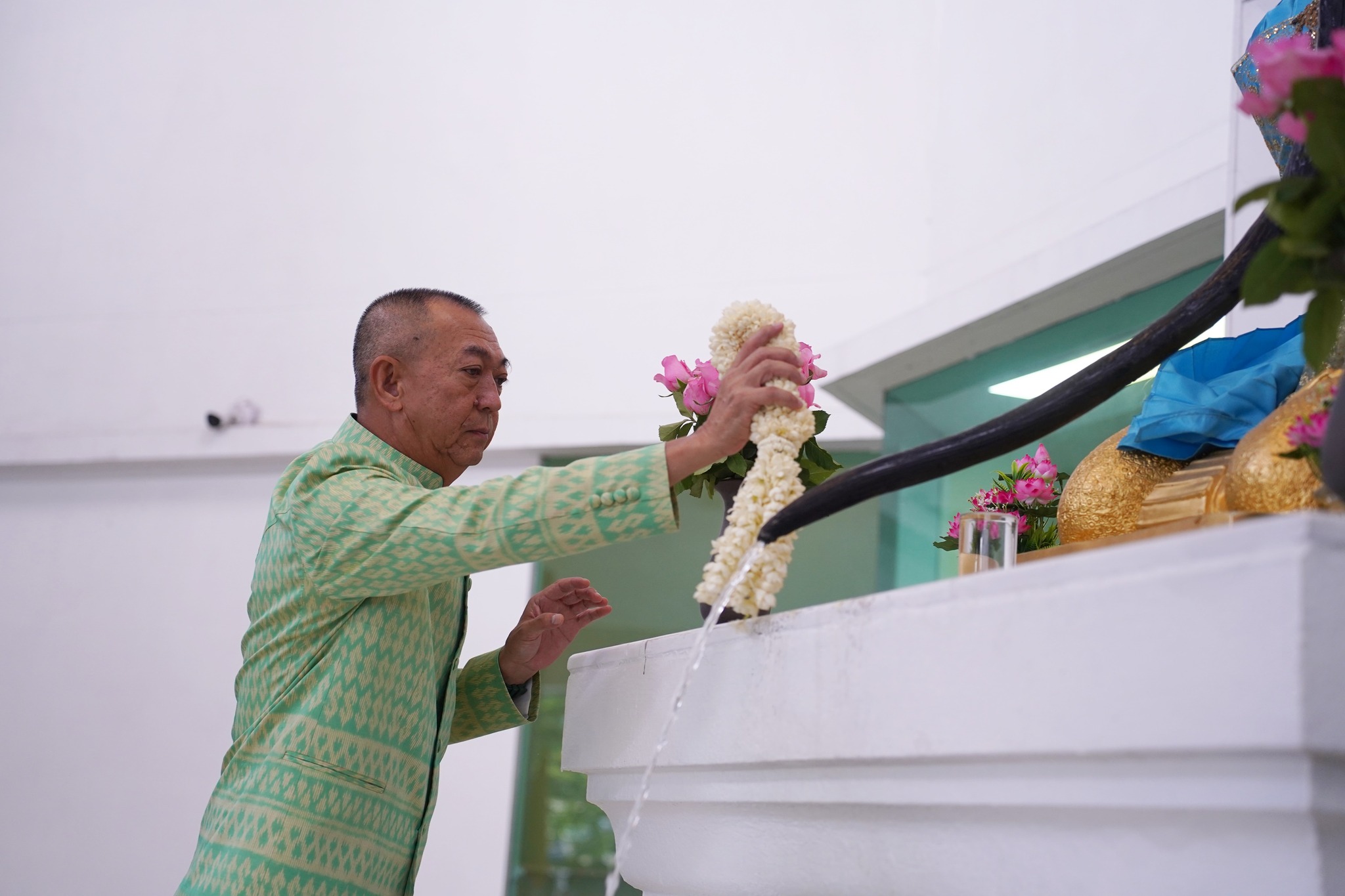 "เฉลิมชัย​"  ถือฤกษ์​ เสริมสิริมงคล​สักการะพระแม่ธรณีบีบมวยผมที่พรรค ก่อนเข้าทส. ตั้งเป้าสางปมขัดแย้ง "ขรก.-​ประชาชน"