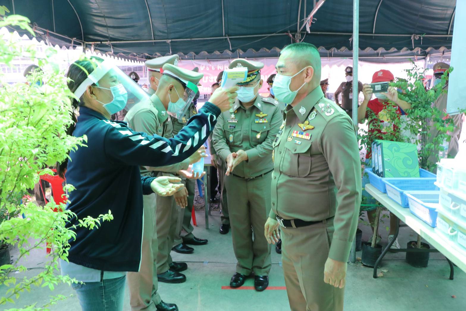 จักรทิพย์ ตรวจเยี่ยมจุดตรวจ สภ.ชัยบาดาล
