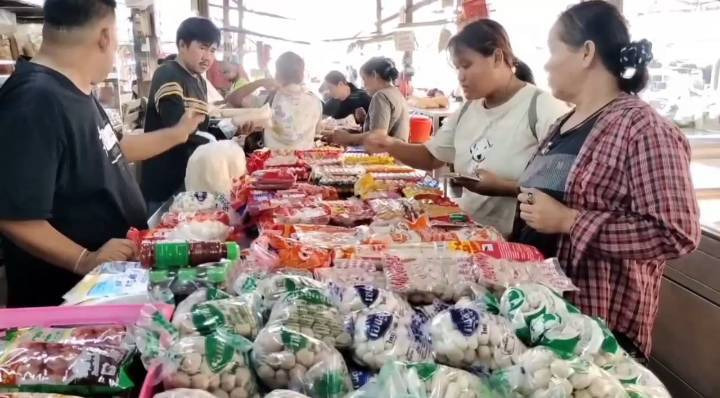 วันแรก!ตลาดลานสัก คึกคักจับจ่ายใช้สิทธิคนละครึ่งพลัส เน้นของจำเป็น 