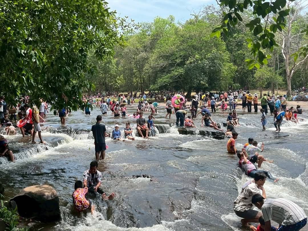 สงกรานต์ชัยภูมิสุดคึกคนแห่เล่นน้ำตกตาดโตนฟรีวันครอบครัวทะลุหมื่นคน  