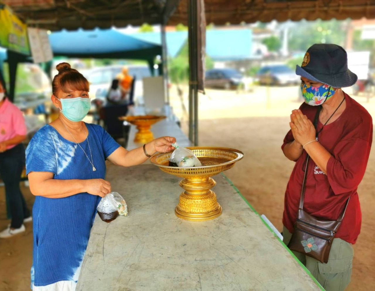 คนดีมีน้ำใจ จิตอาสา ทำความดีเพื่อสังคม ตามดำริของสมเด็จพระสังฆราช ตั้งโรงทานช่วยเหลือผู้ประสบภัยโควิด-19