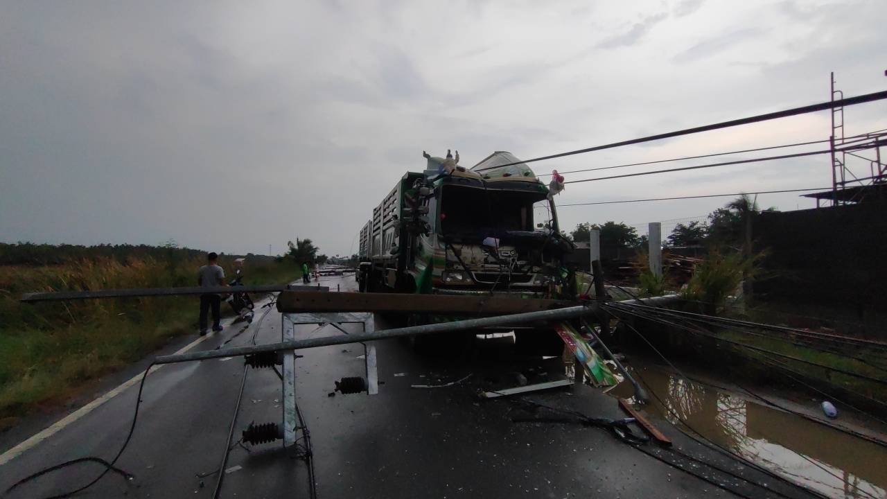 ปทุมธานี พายุฝนกระหน่ำพัดเสาไฟฟ้าหักกว่า 30 ต้น ล้มใส่หลังคาบ้าน รถปชช.ได้รับความเสียหาย