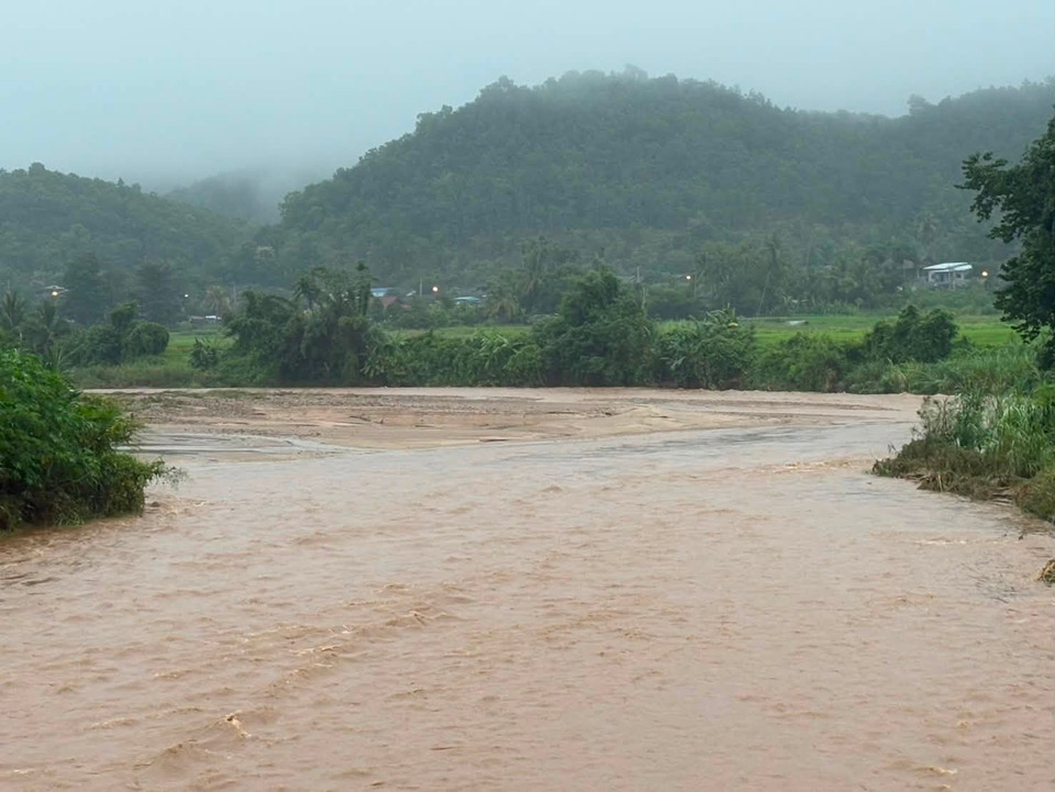 ฝนหนักซ้ำแม่ฮ่องสอน ดินสไลด์ปิดทาง 108 แม่สะเรียง-เชียงใหม่เป็นรอบที่ 3 แม่น้ำยวมสูงเกินจุดวิกฤต 