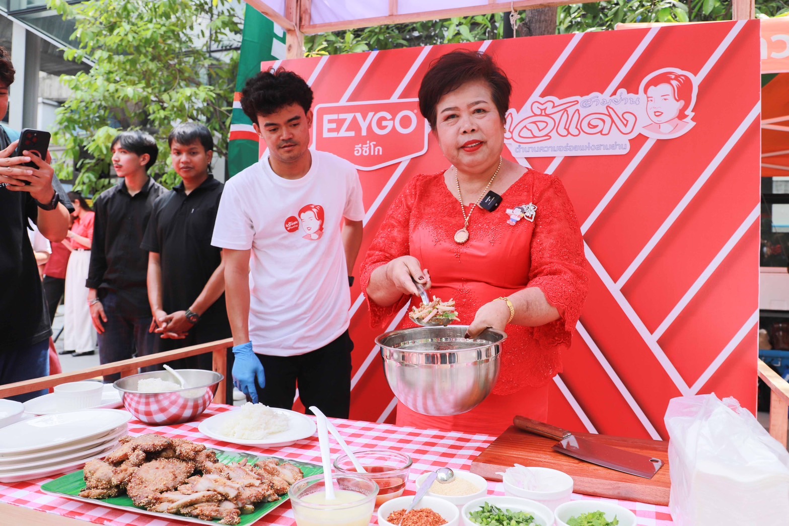 “อีซี่โก x เจ๊แดงสามย่าน” ยกเมนูอีสานสุดแซ่บจากตำนานรถเข็น สู่ร้านเซเว่น อีเลฟเว่น