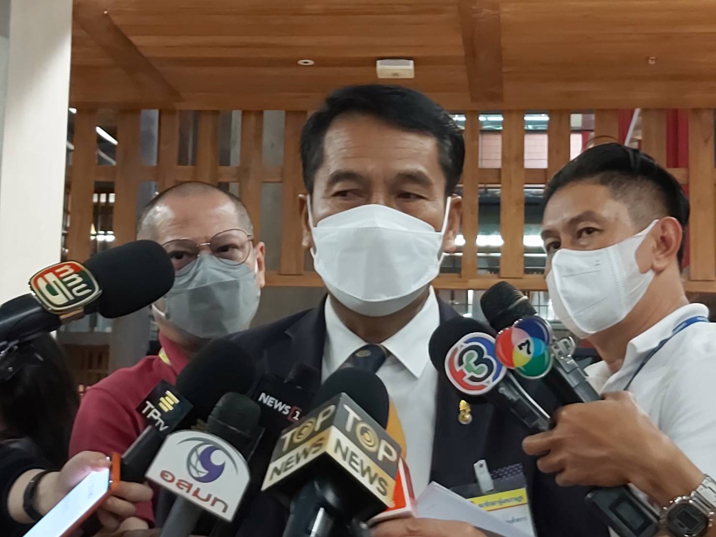 "สุทิน" เผยที่ประชุม "หัวหน้าพรรคร่วมฝ่ายค้าน" ชี้ขาดยื่นอภิปรายฯ ม.152 -แก้ม.112  พรุ่งนี้ 
