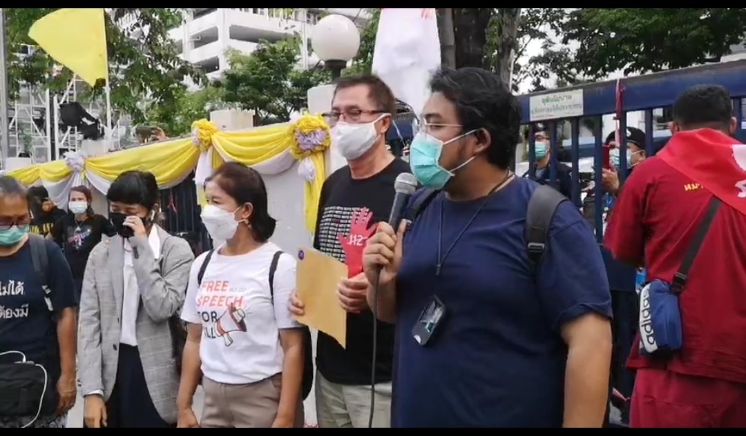 กลุ่มคาร์ม็อบ รวมตัวบริเวณอนุสาวรีย์ประชาธิปไตย ก่อนมุ่งหน้าไปยังศาลอาญารัชดา ทวงสิทธิประกันตัว 11 แกนนำชุมนุมทางการเมือง 