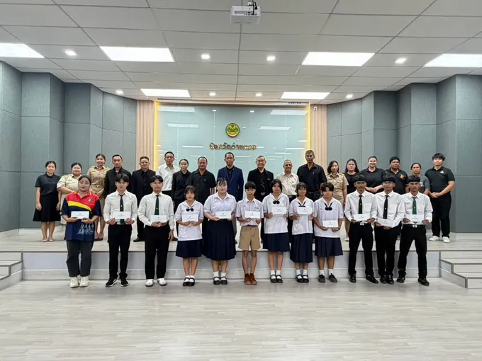 มูลนิธิ “เพื่อการศึกษา 111 ปี เมืองอ่างทอง” มอบทุน 18 ทุน 1.3 แสนบาท หนุนเด็กยากจนได้เรียนต่อ