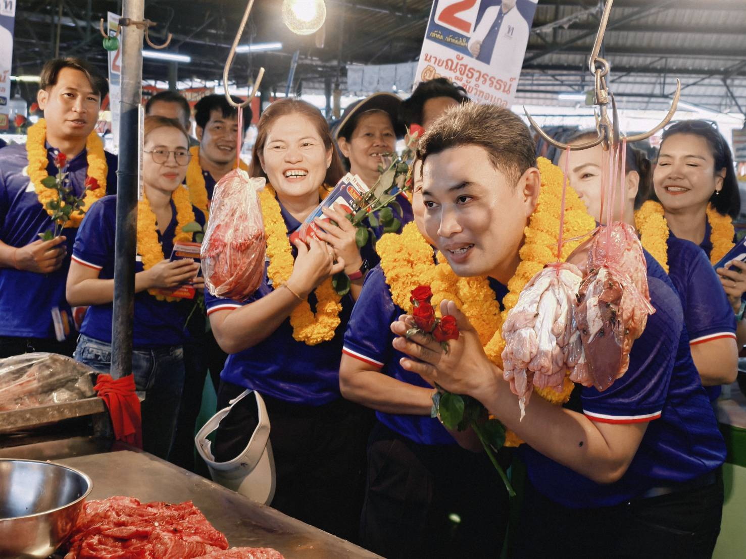 'ณัฐธวรรธน์ ชัยวิฑูอนุกูล'ผู้สมัครเบอร์ 2 นายกฯทต.สูงเนินเดินอ้อนขอคะแนนพ่อค้าแม่ค้าชูนโยบายตลาดยุคใหม่ทันสมัย-ปลอดโรค 