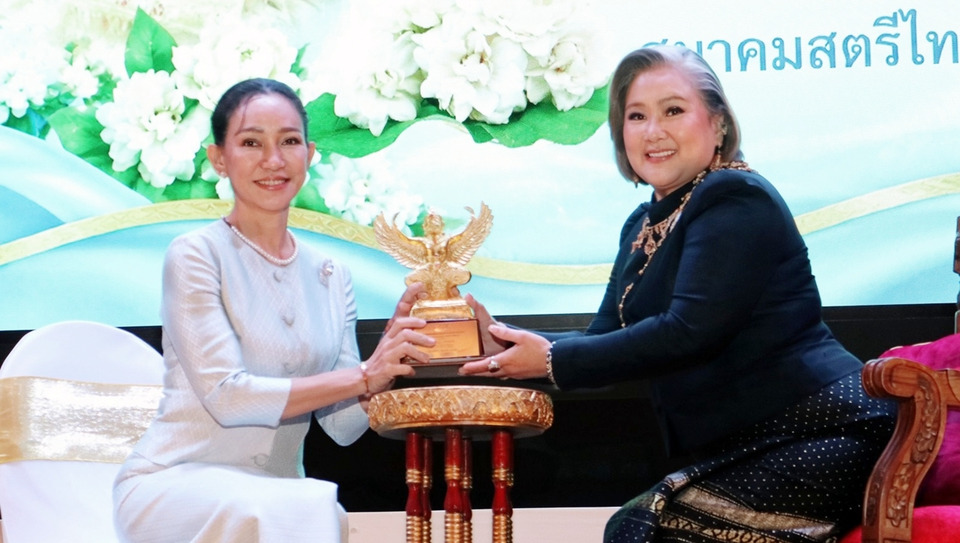 “ดี้-ปัทมา” สุดปลื้ม รับรางวัล “ครุฑแห่งถิ่นสยาม” สาขาดารานักแสดงแม่ดีเด่น
