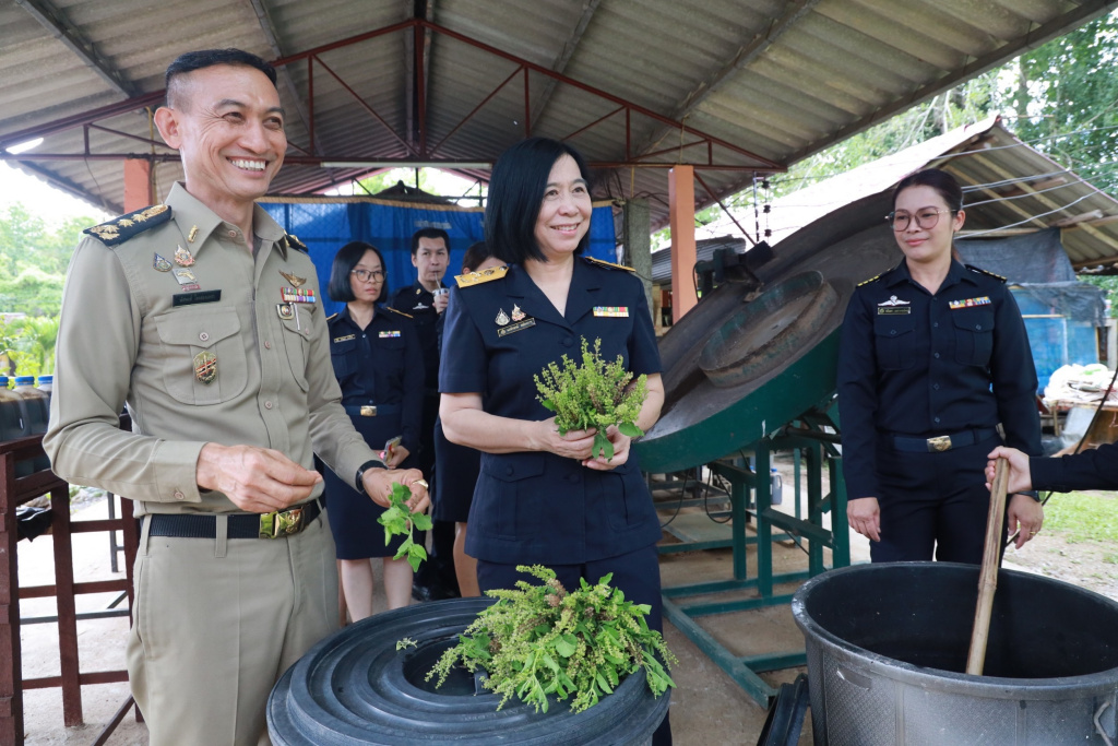สรรพสามิตเชียงราย ส่งมอบสุรา-ยาสูบ ให้เรือนจำกลางทำน้ำหมักชีวภาพไล่แมลง