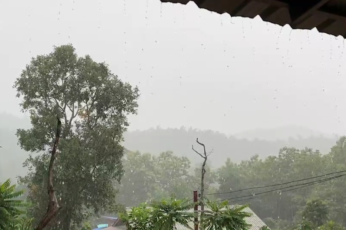 อีสานฝนยังตกหนักมากส่วนภาคอื่นๆ เจอเป็นบางแห่ง พื้นที่ลาดเชิงเขาใกล้ทางน้ำไหลผ่านควรระวังน้ำป่าไหลหลาก 