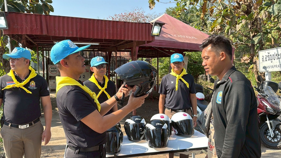 ตร.คลองลึก แจกหมวกนิรภัยแทนใบสั่ง รณรงค์ขับขี่ปลอดภัยปีใหม่ 2569 ลดสูญเสียบนท้องถนน