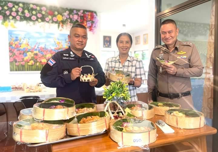 ผู้การตำรวจอุตรดิตถ์ นำทีมตำรวจช่วยอุดหนุน "ครัวอร่อยยกเข่ง เรือนจำจังหวัดอุตรดิตถ์" 