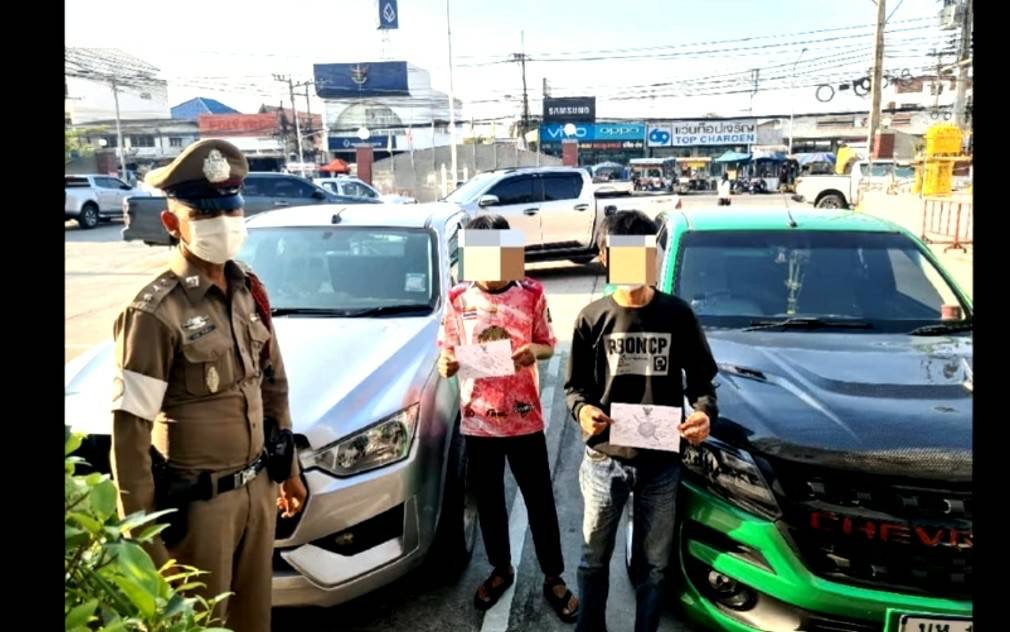 รวบแล้วจรวดทางเรียบ ตร.พานทอง จับ 2 กระบะแต่งซิ่ง แข่งกัน ควันเต็มถนน