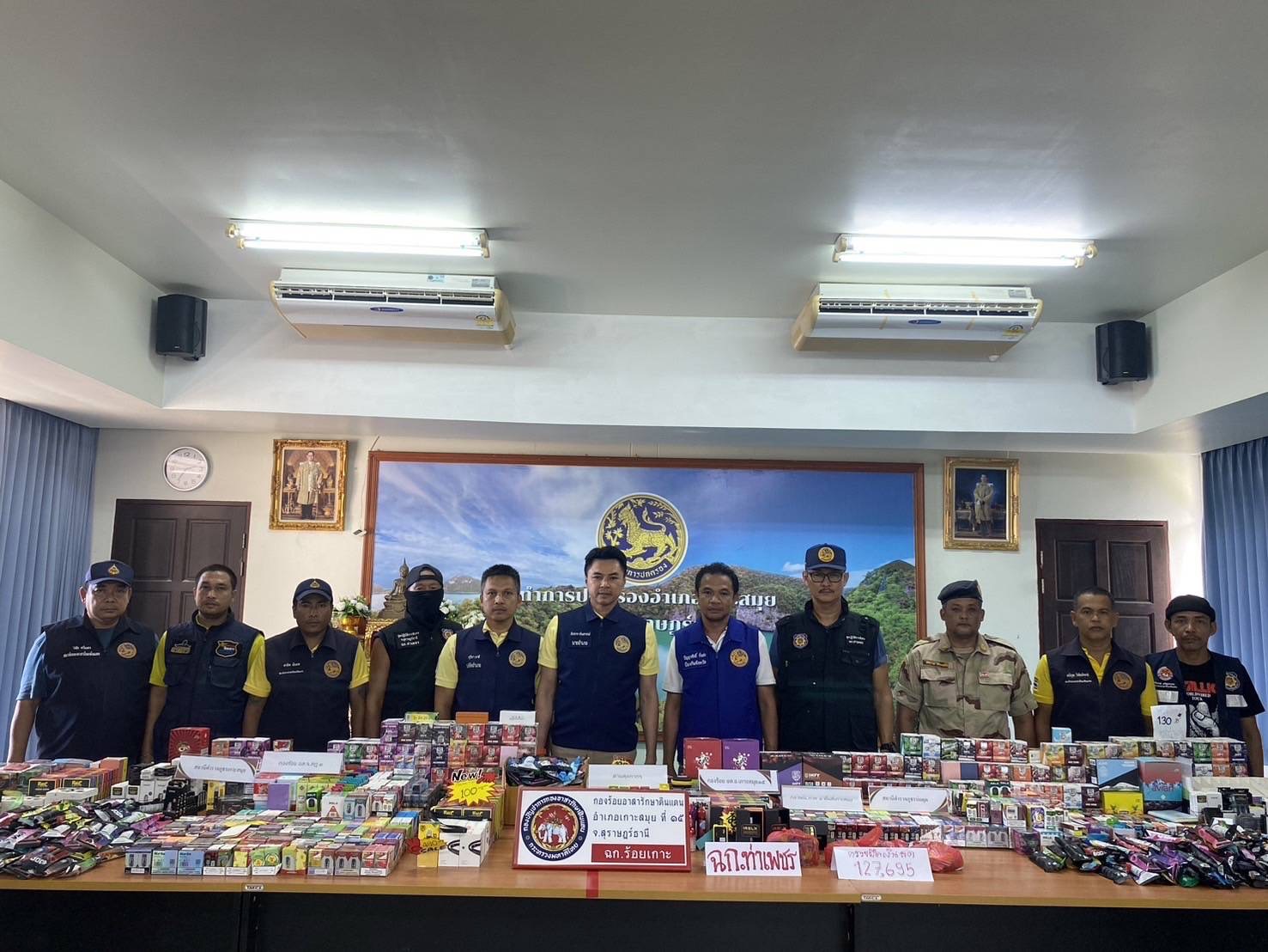 ผู้ว่าฯสุราษฎร์ธานี นำชุดปฏิบัติการพิเศษ ลงพื้นที่เกาะสมุย บุกจับกุม ร้านลักลอบจำหน่ายบุหรี่ไฟฟ้าใกล้สถานที่ท่องเที่ยว