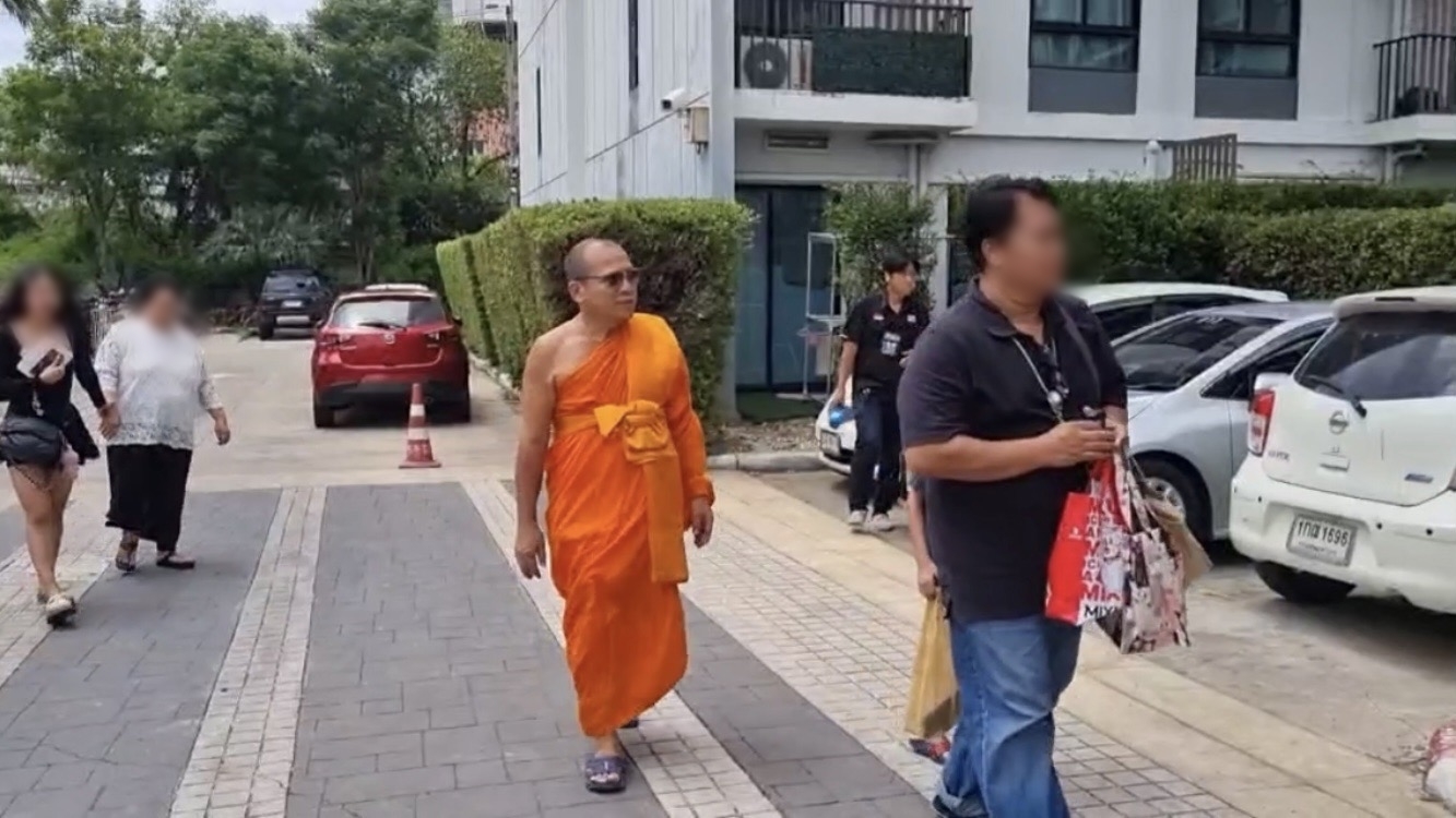 นนทบุรี แม่เหยื่อ “โฟโต้” นิมนต์พระอัญเชิญดวงวิญญาณลูกชายไปที่วัด ยืนยันไม่ให้อภัย ขอดำเนินคดีถึงที่สุด
