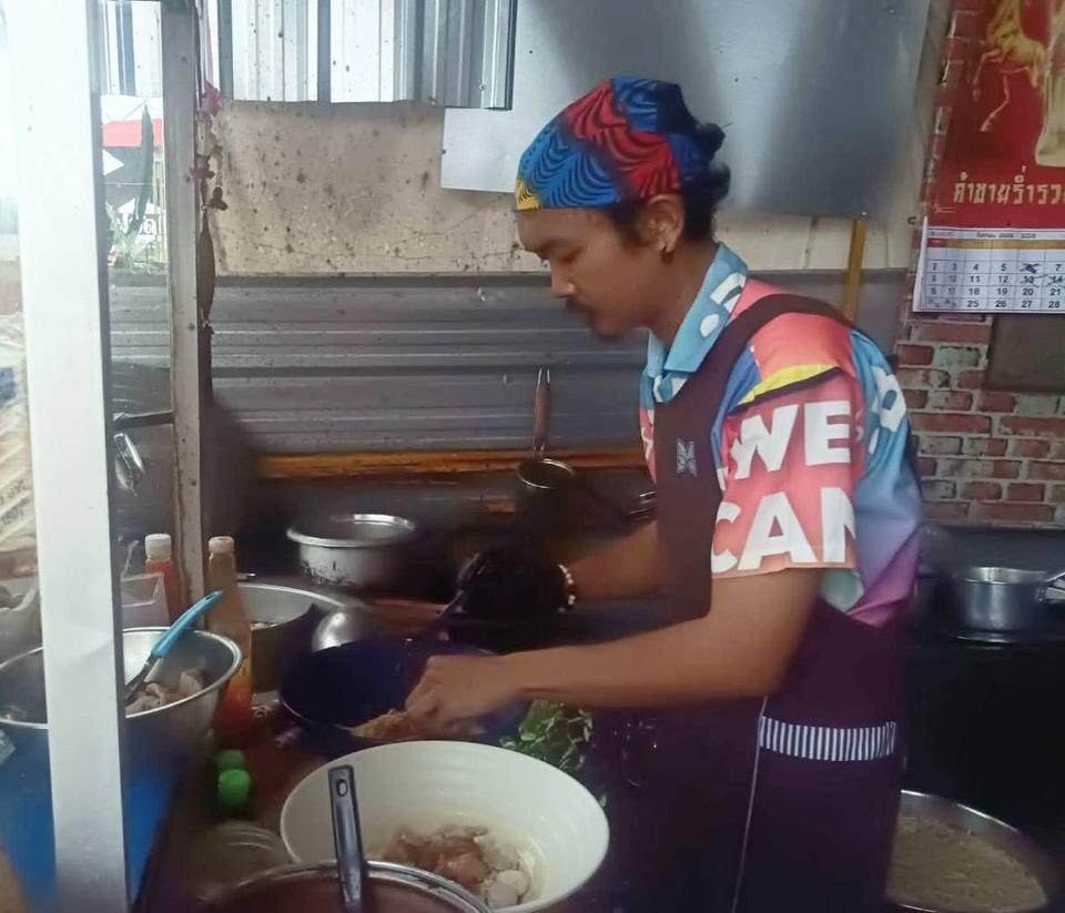 สกลนครเปิดตำนาน 42 ปี “ก๋วยเตี๋ยวโกเก” ชามยักษ์ เนื้อตุ๋นสูตรเด็ดรสแซ่บ 