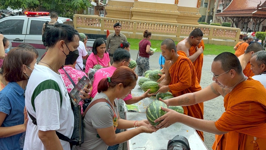 วัดเดิมบางช่วยชาวสวน! เหมาแตงโม 5,000 กิโลแจกฟรี สาวรำแก้บนชูมือคล้ายองค์เทพแฝง