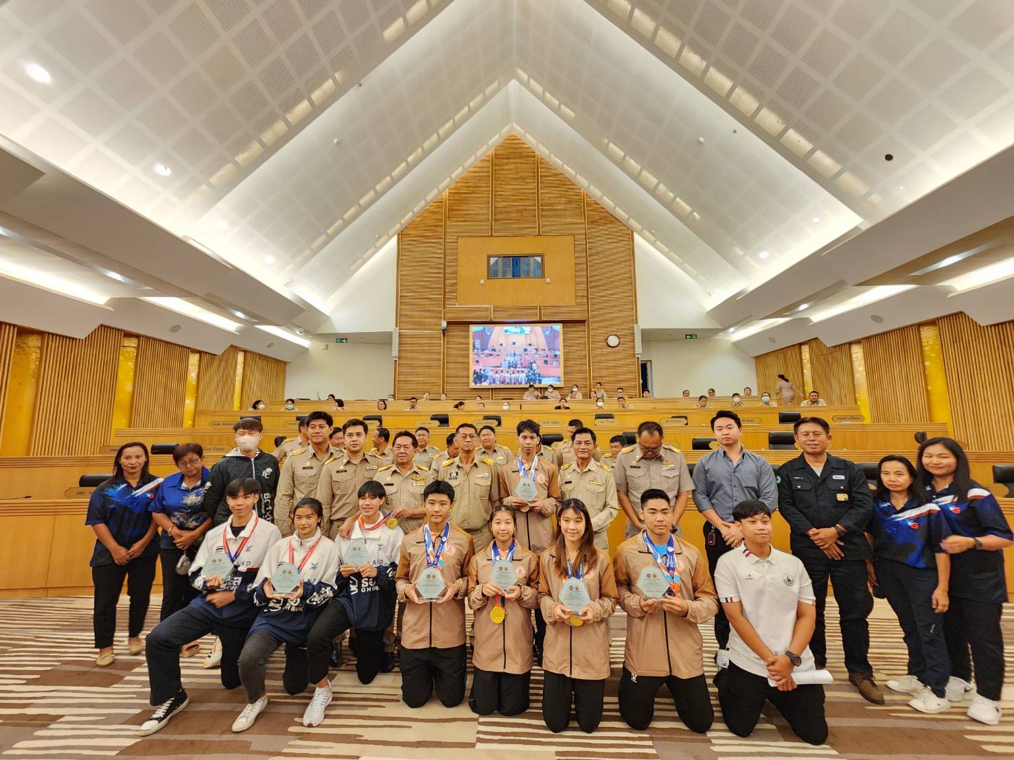 อบจ.ระยอง มอบโล่เกียรติคุณแก่นักกีฬาสร้างชื่อเสียงให้กับจังหวัดระยอง 