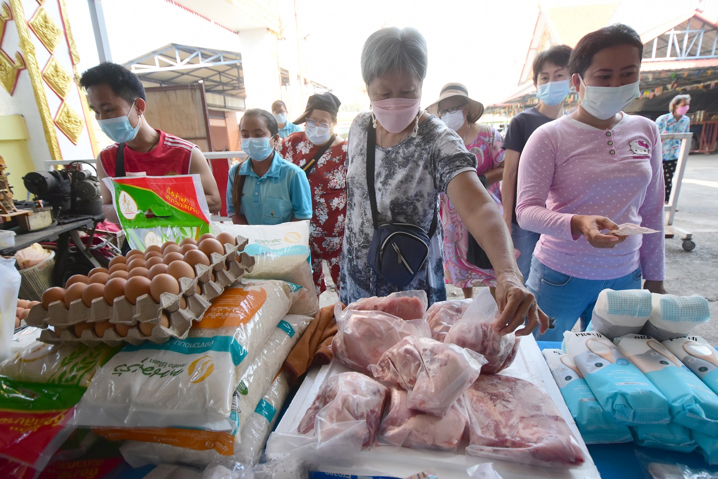 ปชช.แห่ซื้อสินค้าราคาถูกจากรถโมบายของกระทรวงพาณิชย์