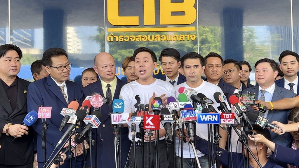 ทนายดังแท็กทีม พาผู้เสียหายกว่า 100 ราย แจ้งความ "บอสดิไอคอน" 