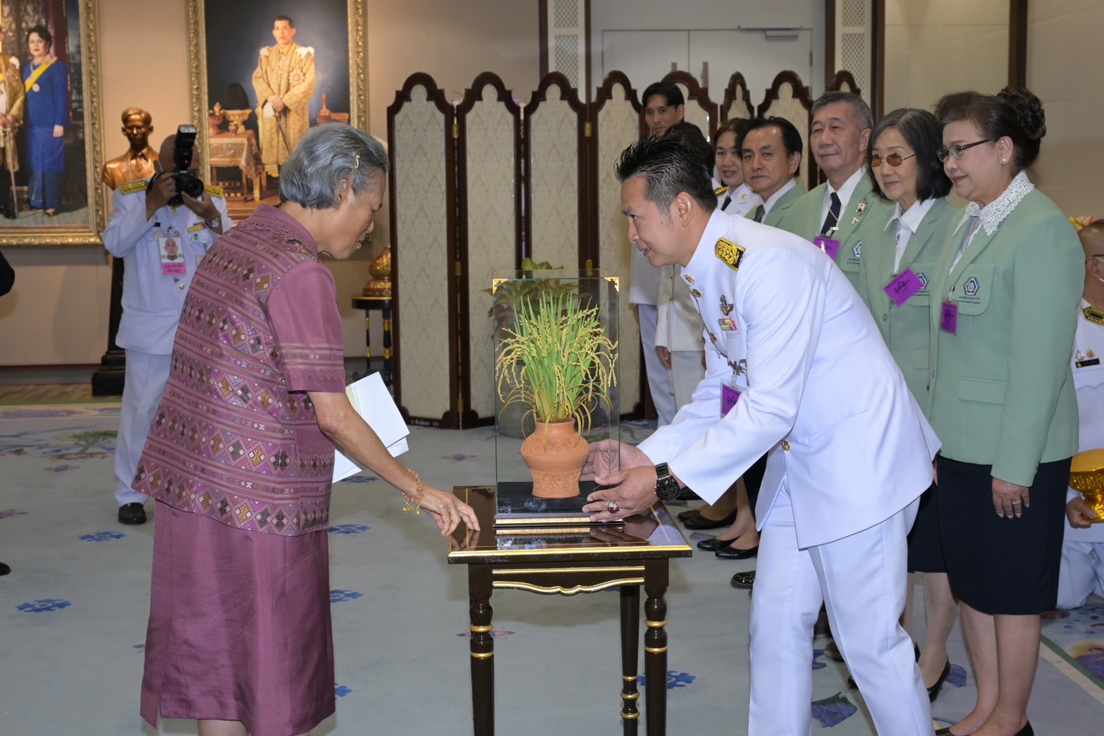 มทร.กรุงเทพ เข้าเฝ้า ฯ ทูลเกล้า ฯ ถวายเงินรายได้จากการออกร้านงานกาชาด ประจำปี 2566 แด่สมเด็จพระกนิษฐาธิราชเจ้า กรมสมเด็จพระเทพรัตนราชสุดา ฯ