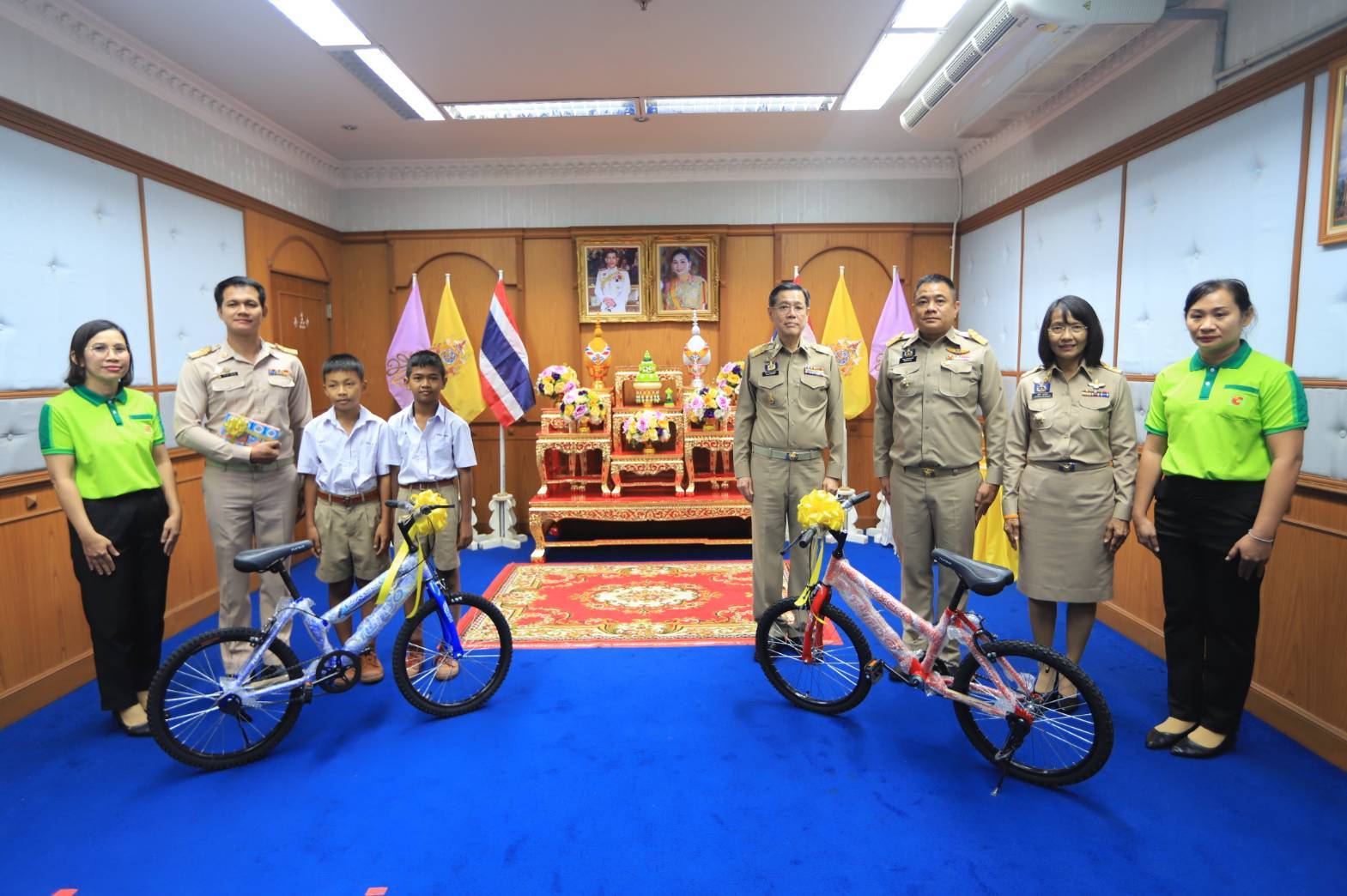 ผู้ว่าฯลพบุรี เป็นประธานมอบนมยูเอชที รถจักรยาน ชุดยาสีฟัน แปรงสีฟัน ให้แก่โรงเรียนในโครงการกองทุนการศึกษา