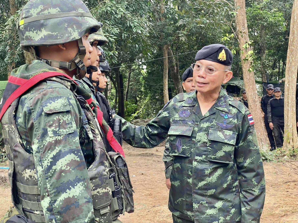 "ผบ.ทหารสูงสุด" คนใหม่ ลงพื้นที่ชายแดน เยี่ยมกำลังพลฐานภูมะเขือ-ปราสาทตาควาย