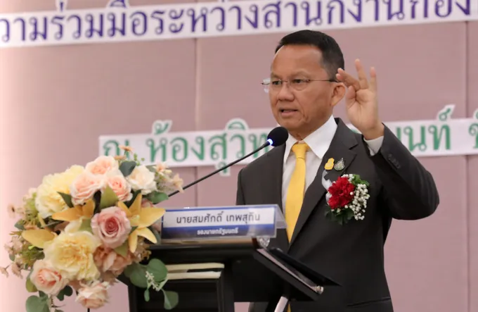 “สมศักดิ์” บอก “ทักษิณ” คนตั้งกองทุนหมู่บ้านกลับมาแล้ว สั่งเร่งช่วยกองทุนขาดการต่อ 1.6 หมื่นกองทุน ให้สมาชิกหมดหนี้