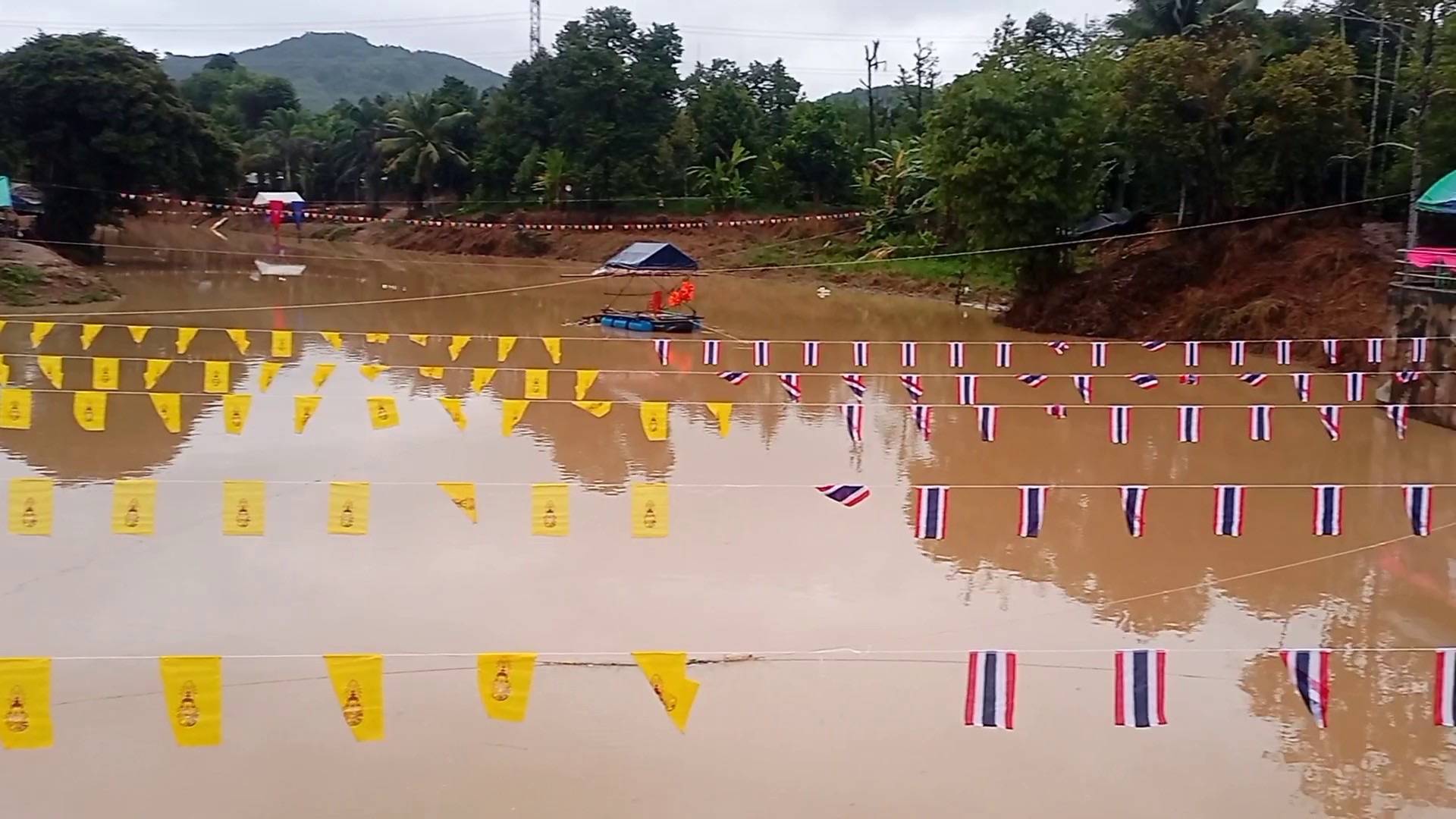 สลด! ลูกชายส.อบต.ลงแข่งขันเรือยาวขึ้นโขนชิงธง หลังเข้าเส้นชัยพุ่งชนกำแพงริมเขื่อนจมดับ