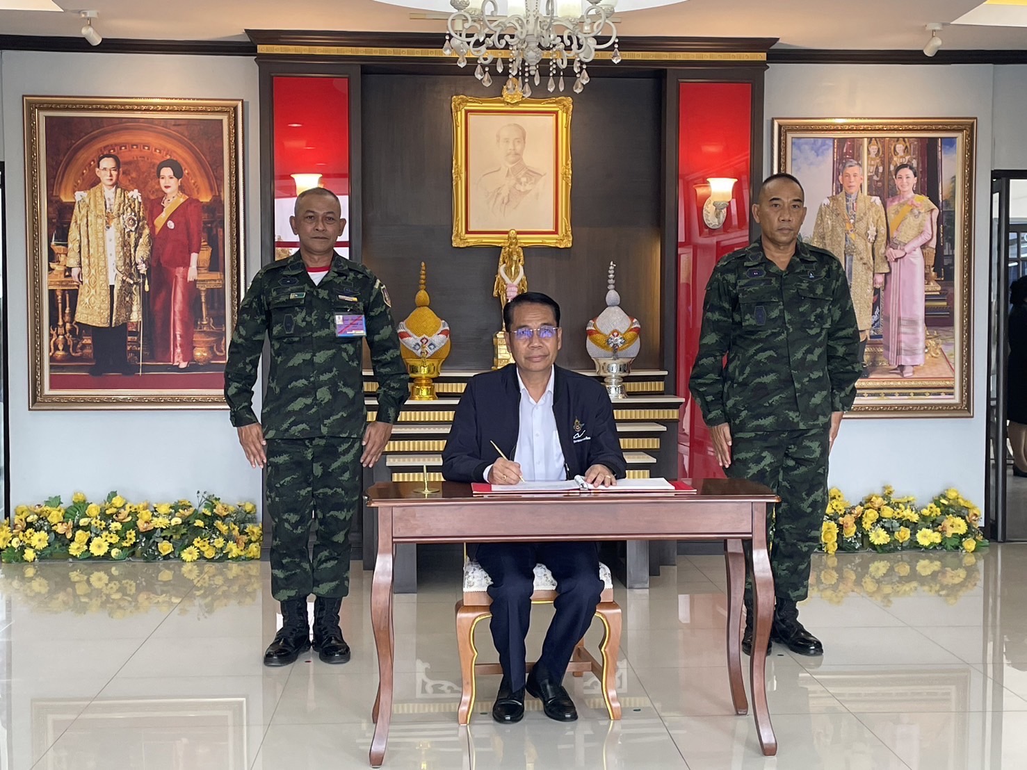 "สุทิน" ให้โอวาททหารใหม่ ย้ำต้องกินอิ่ม นอนอุ่น คุณภาพชีวิตดีขึ้น ลั่นไม่เอา "ข้าวเก่า" ให้กินแน่นอน 