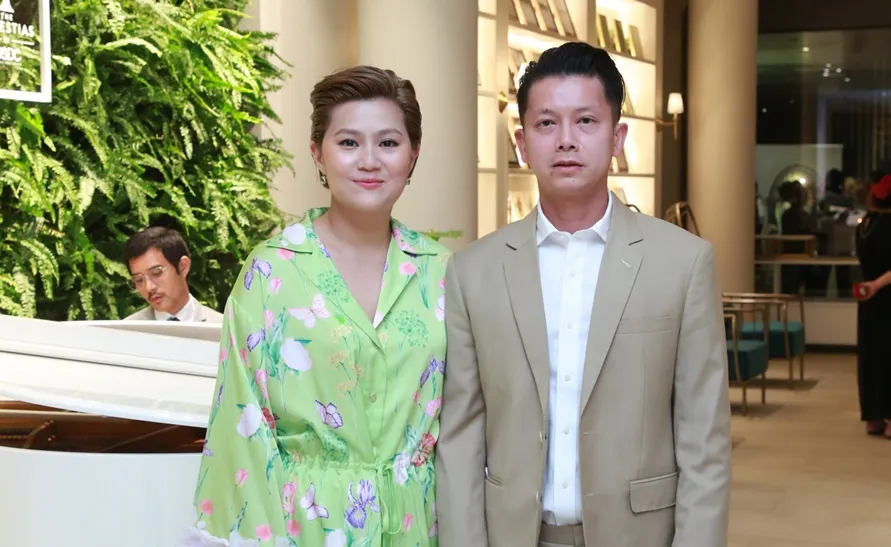 คุณวิภา อัมพุช และสามี
