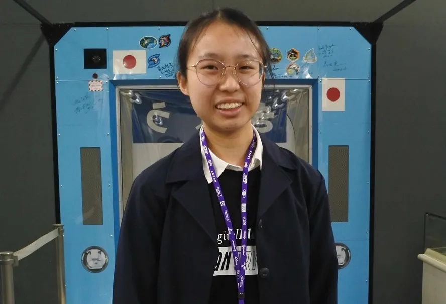 พรีม-จิณณะ วัยวัฒนะ  เยาวชนผู้ผ่านการคัดเลือกในโครงการ Asian Try Zero-G 2022 ด้วยไอเดียการทดลองเรื่อง “การศึกษาพฤติกรรมของก้อนน้ำทรงกลมเมื่อถูกแรงกระทำในสภาวะแรงโน้มถ่วงต่ำ”