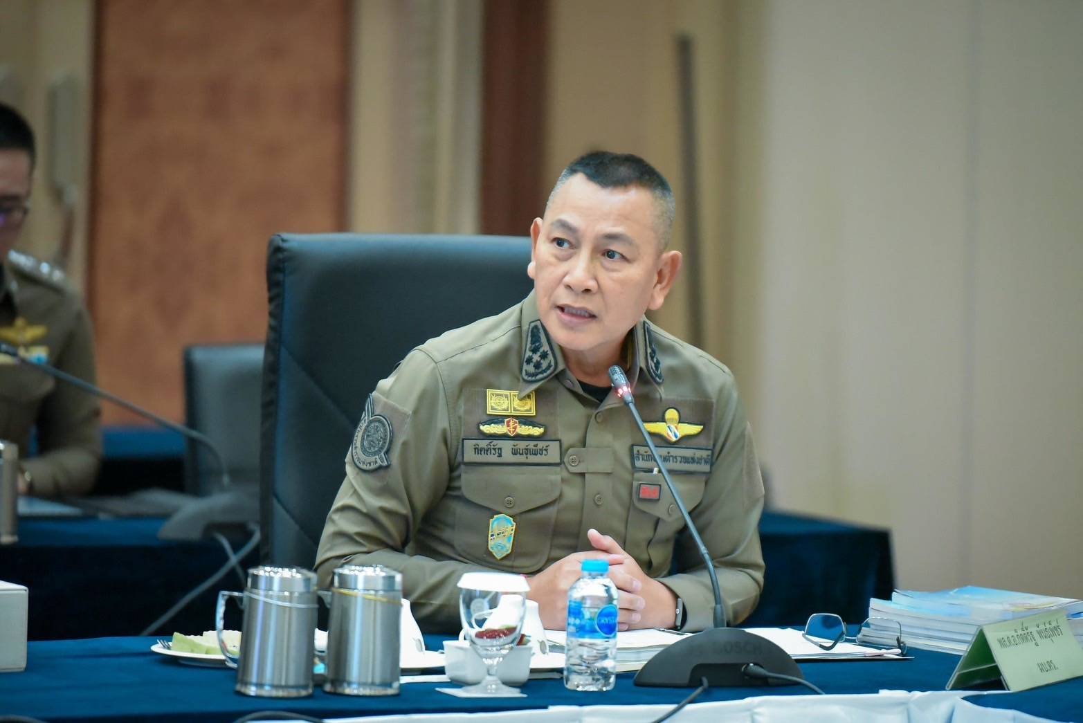 “บิ๊กต่าย” ส่งกำลังใจตำรวจ หลังควบคุมเหตุชุมนุมกัมพูชาบ้านหนองหญ้าแก้ว จ.สระแก้ว