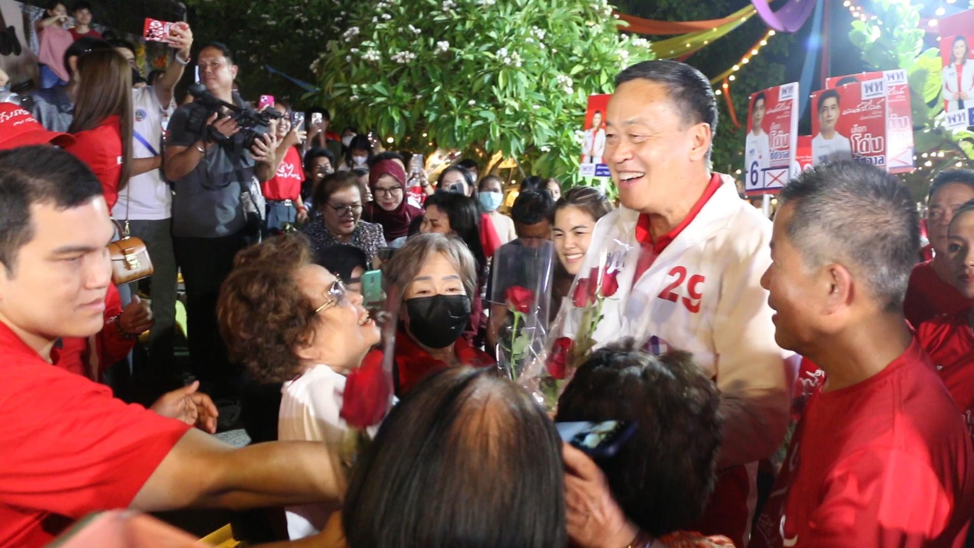 แม่ค้าขอนแก่นยก "เศรษฐา" เป็นนายกฯคนต่อไป หลังควงแขนผู้สมัครเพื่อไทย 11 เขตลุยหาเสียงตลาดต้นตาล 