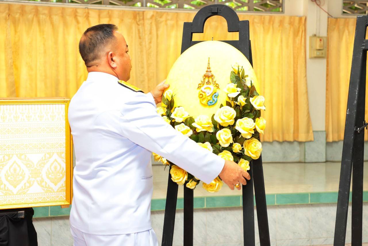 รองผู้ว่าฯนราธิวาส เชิญพวงมาลาหลวงและพวงมาลาของพระบรมวงศานุวงศ์ วางหน้าหีบศพอาสาสมัครทหารพรานเริงฤทธิ์ เต็มส้ม