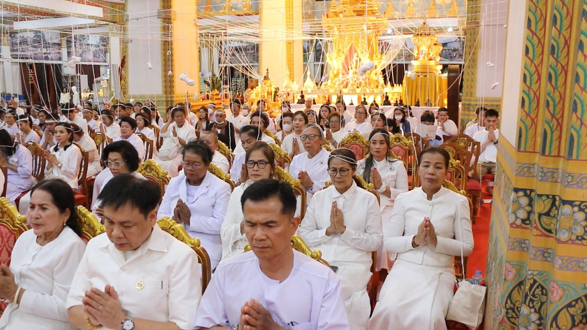 ชาวขอนแก่นสวดมนต์ข้ามปีแน่นทุกวัด ขณะที่วัดธาตุพระอารามหลวงมอบเหรียญพระลับ รุ่นมหาเศรษฐีให้ผู้เข้าร่วมกิจกรรม 