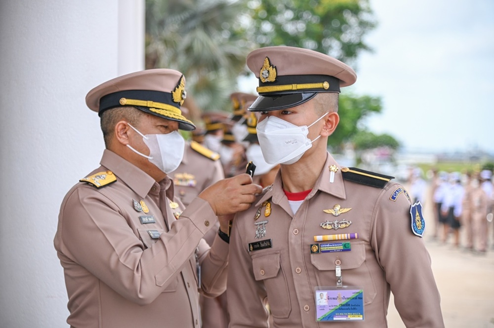 ผู้บัญชาการโรงเรียนนายเรือ ประดับเครื่องหมายนักเรียนบังคับบัญชา ชั้นปีที่ 5