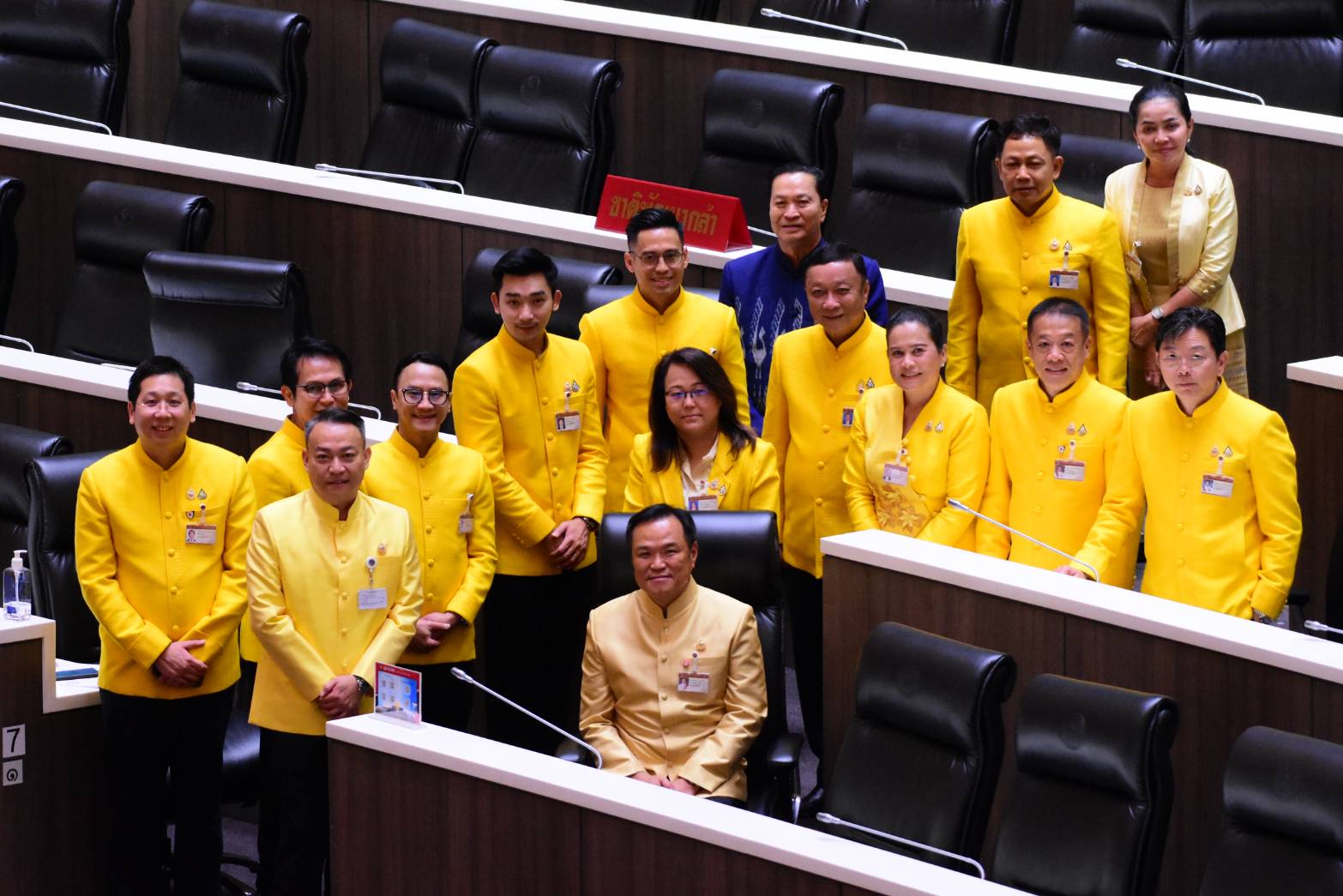 “อนุทิน” นำทีม  “สส. ภูมิใจไทย ใส่ผ้าไทย ‘สีเหลือง’ ประชุมสภา แสดงความจงรักภักดี