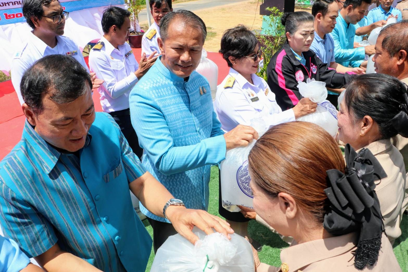 รองผู้ว่าฯร้อยเอ็ดปล่อยพันธุ์สัตว์น้ำเฉลิมพระเกียรติพระบรมราชชนนีพันปีหลวง
