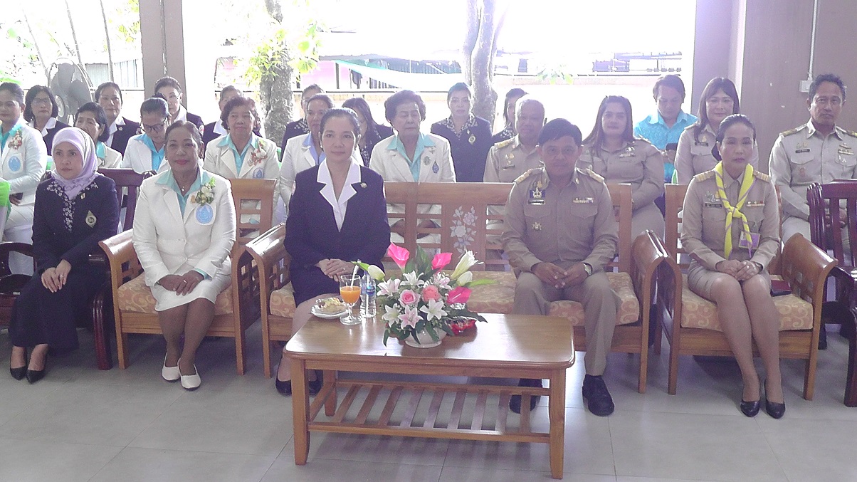 สภาสังคมสงเคราะห์ฯ 76 จังหวัดจัดเลี้ยงอาหารกลางวันเด็กในโรงเรียนตลาดเก่าเพื่อถวายเป็นพระราชกุศลพระบรมราชชนนีพันปีหลวง 