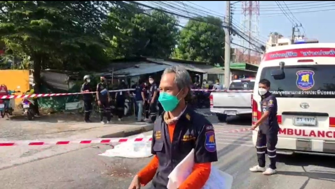 คนงานนอนหลับบนอิฐบล็อกท้ายรถบรรทุกร่วงกระแทกพื้น​ หัวมุดล้อหลังเหยียบดับสลด! 